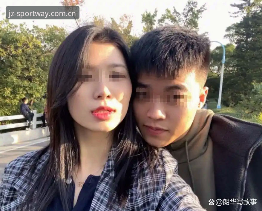 九州体育2025版本登录攻略 老同事赵远上周末给我打来电话,说要来北京出差。他在南方经营一家体育资讯工作室,这些年靠着对各大联赛数据的嗅觉,在圈子里攒下了口碑。席间他掏出手机,屏幕上正跑着某场西甲比赛的实时赔率变动曲线,我笑他还是老习惯,走到哪儿都放不下那套看盘的家什。他却摇头说,今年麻烦,2025版本更新后入口藏得深,他工作室里好几个年轻编辑都在到处问“新手怎么开始用九州体育?”——这倒让我想起些门道,索性把话头接住,慢慢聊。